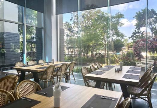 สระว่ายน้ำกลางแจ้งของ Krungsri River Hotel ท่ามกลางสวนร่มรื่น