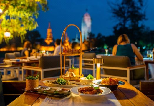 ร้านอาหารริมน้ำของ Sala Ayutthaya มองเห็นแม่น้ำเจ้าพระยายามเย็น