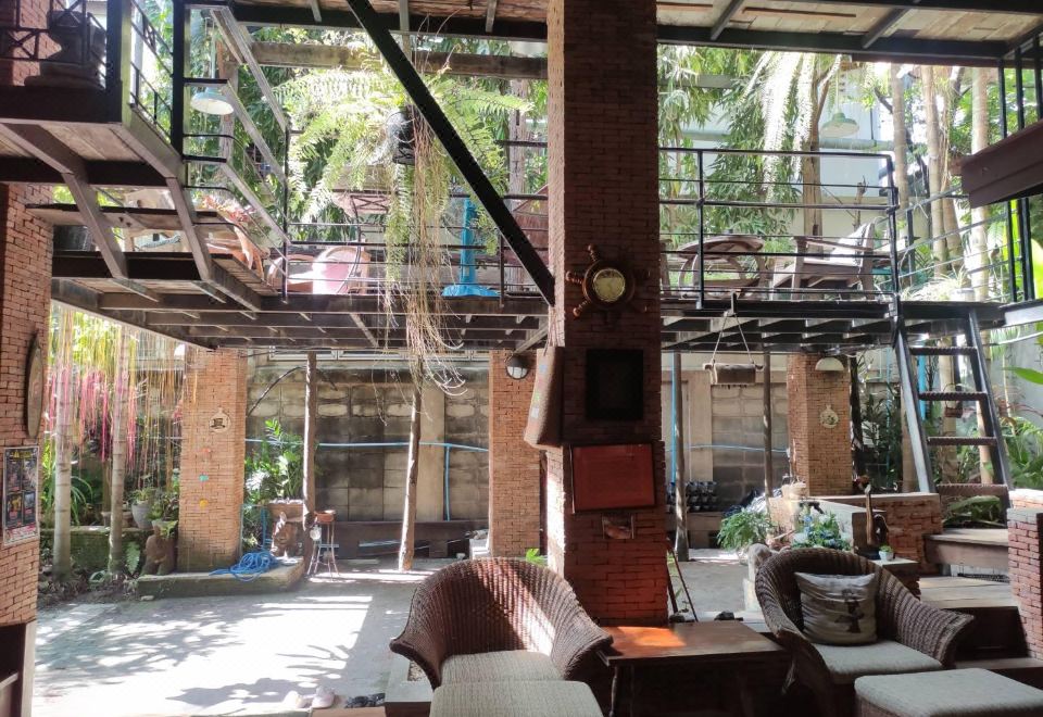 งานแกะสลักไม้และมุมตกแต่งภายในเรือนไม้ของ Tamarind Guesthouse