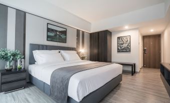 ห้องพักภายในของ 12 The Residence Hotel ดอนเมือง กว้าง สะอาด พร้อมเตียงขนาดใหญ่
