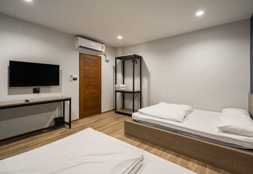มุมส่วนกลางและเลานจ์ของ 19A Bangkok Hostel บรรยากาศเงียบสบาย