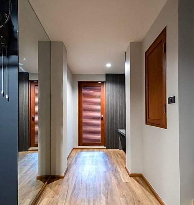 ดาดฟ้าและพื้นที่นั่งเล่นของ 19A Bangkok Hostel มองเห็นวิวย่านอารีย์ / พญาไท