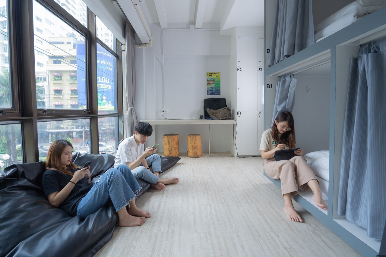 บรรยากาศห้องพักส่วนรวมของ 3Howw Hostel Sukhumvit 21 กรุงเทพ มีหน้าต่างกระจกเปิดรับแสง