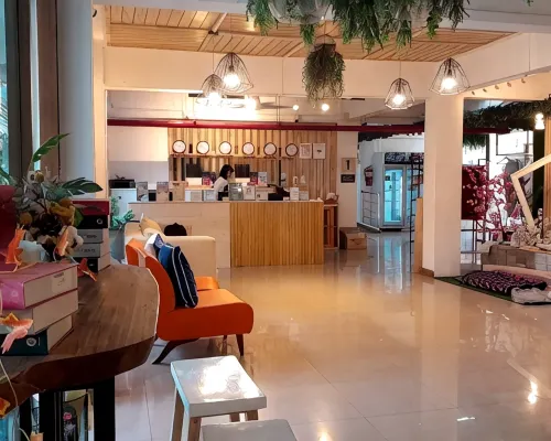 พื้นที่ส่วนกลางและคาเฟ่ของ 54 Place สไตล์มินิมอล