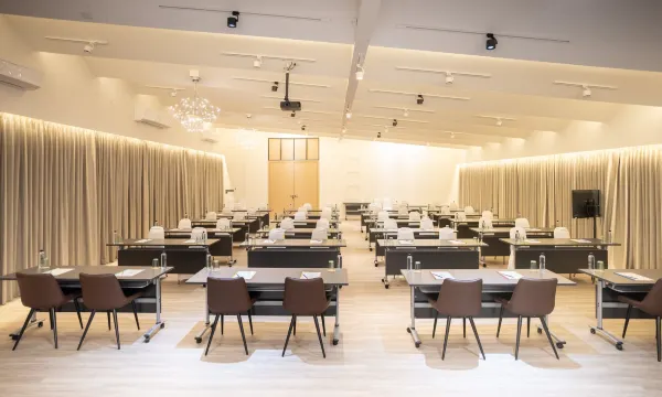 สระว่ายน้ำน้ำเกลือแบบ indoor ของ 56 Hotel Bangna แสงสว่างและน้ำใส