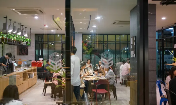 ร้านอาหาร ARUN Cafe ของ 56 Hotel Bangna โต๊ะสวยบรรยากาศดี