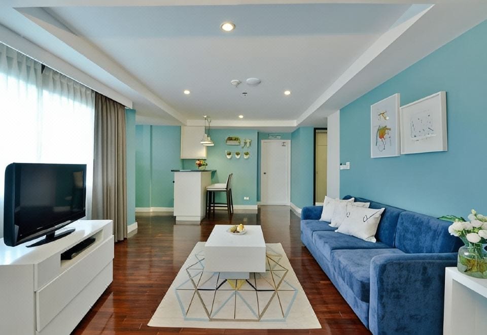สระว่ายน้ำกลางแจ้งขนาดใหญ่ของ Abloom Exclusive Serviced Apartments บรรยากาศร่มรื่นเงียบสงบ