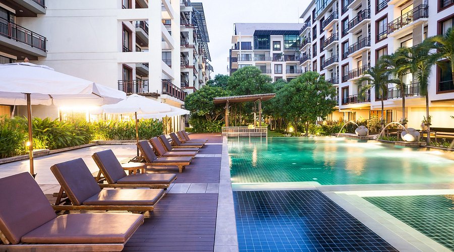 สระว่ายน้ำ 25 เมตรของ Amanta Ratchada ล้อมรอบด้วยสวนเขียวร่มรื่น