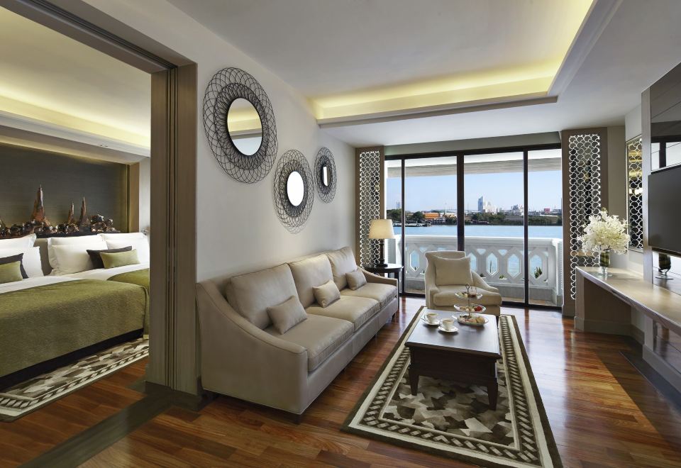 วิวแม่น้ำเจ้าพระยาและเรือรับส่งของ Anantara Riverside Bangkok ยามเย็น