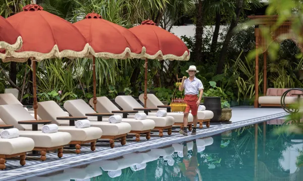 สระว่ายน้ำ 25 เมตรของ Anantara Siam Bangkok Hotel ล้อมด้วยสวนเขตร้อนและศาลาไทยกลางกรุงเทพ