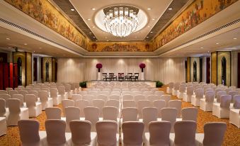 ห้องพักสไตล์ไทยของ Anantara Siam Bangkok Hotel ตกแต่งผ้าไหมและจิตรกรรมฝาผนัง ห้องน้ำหินอ่อน