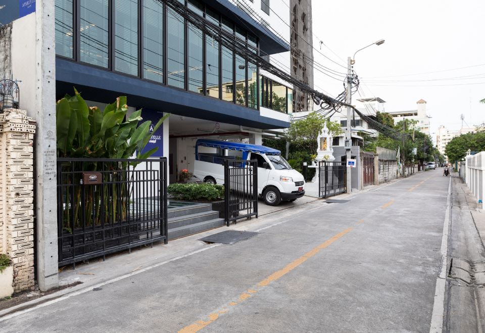 มุมถ่ายรูปด้านหน้า Apartelle Jatujak Hotel ซ.ลาดพร้าว 1 กรุงเทพ