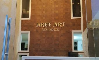 ห้องพักสไตล์ร่วมสมัยของ Aree Art Residence กรุงเทพ ตกแต่งงานศิลปะ เตียงสะอาดสว่าง