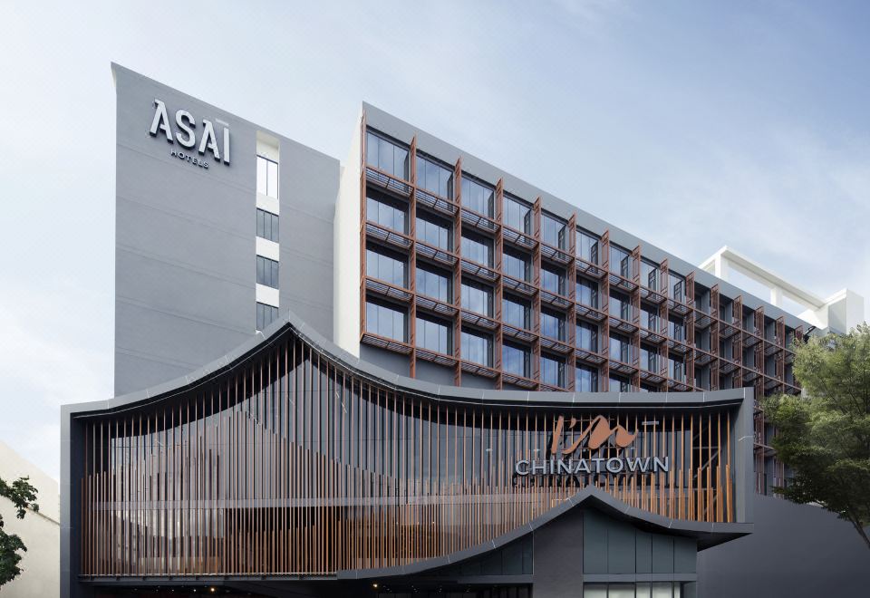 ห้องพัก ASAI Bangkok Chinatown โทนไม้อ่อนและเขียว เตียงคิงพร้อมโต๊ะทำงานติดผนัง