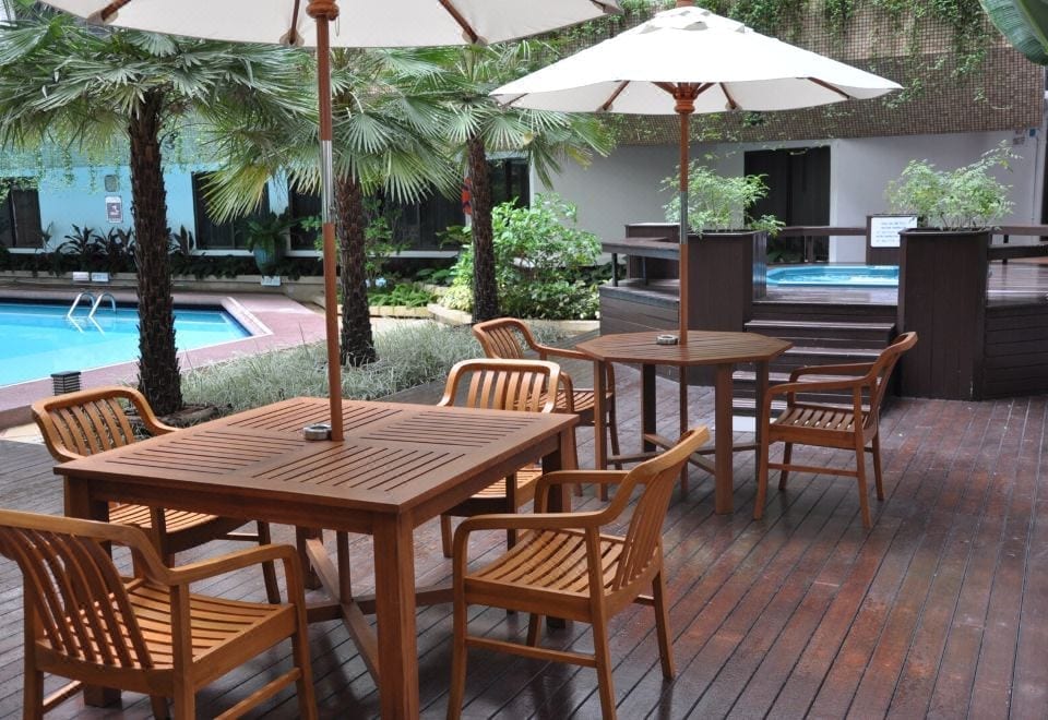 สระว่ายน้ำกลางแจ้งของ Asia Hotel Bangkok ท่ามกลางตึกสูงย่านราชเทวี