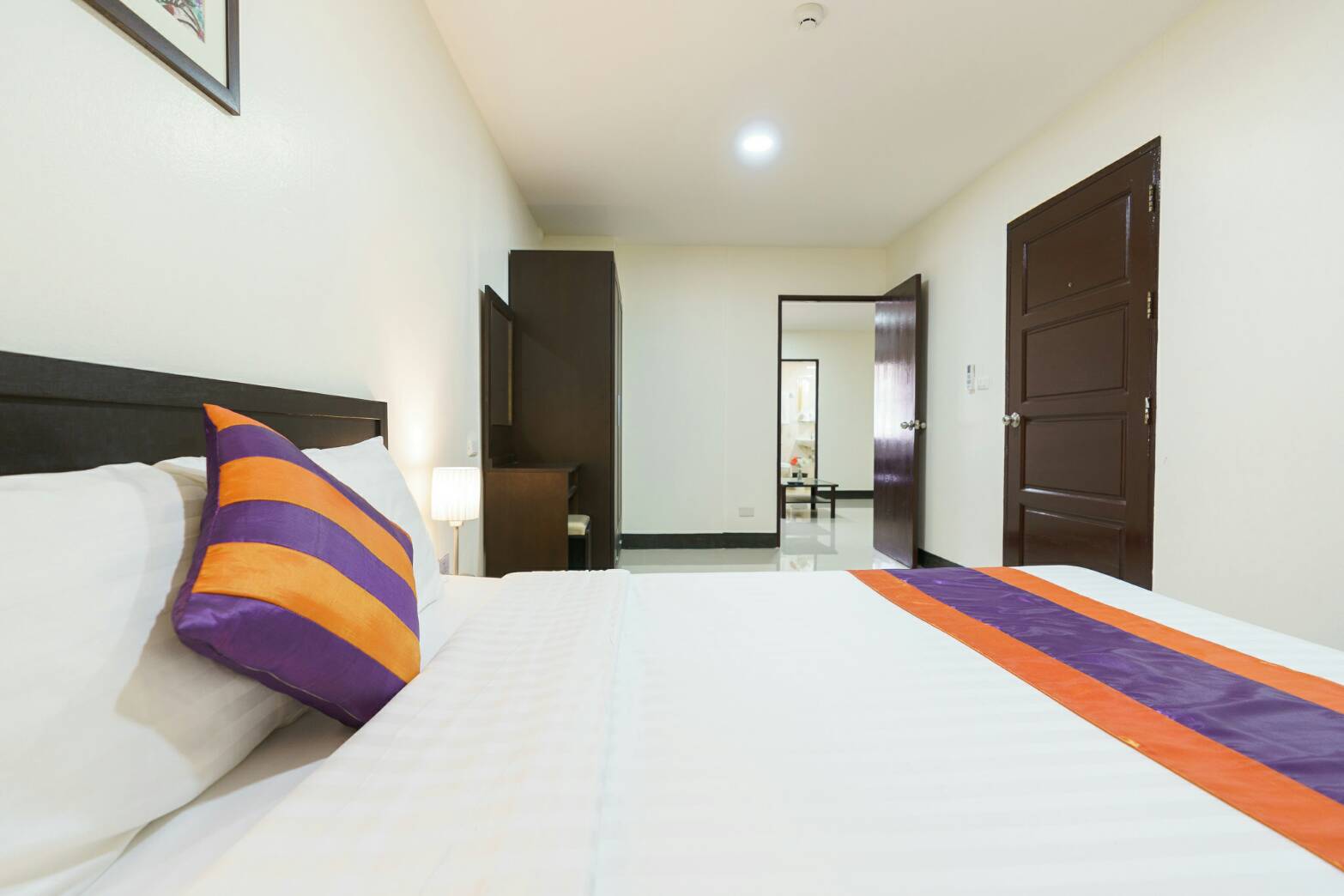 ห้อง Deluxe Suite ของ Aspira Residence Sukhumvit 71 — ห้องนั่งเล่นแยกขนาด 37 ตร.ม.