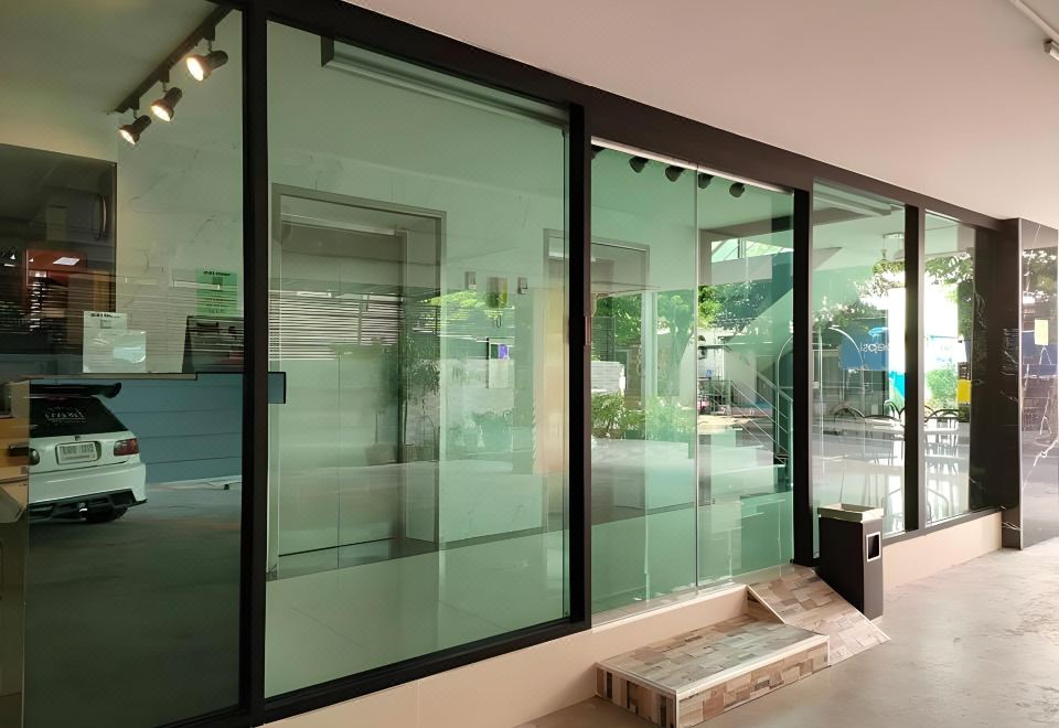 @81 Hotel Bangkok bathroom, clean with full amenities