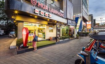 ห้องพักมาตรฐาน At Hua Lamphong Hotel เตียงสองคน ผ้าปูขาว