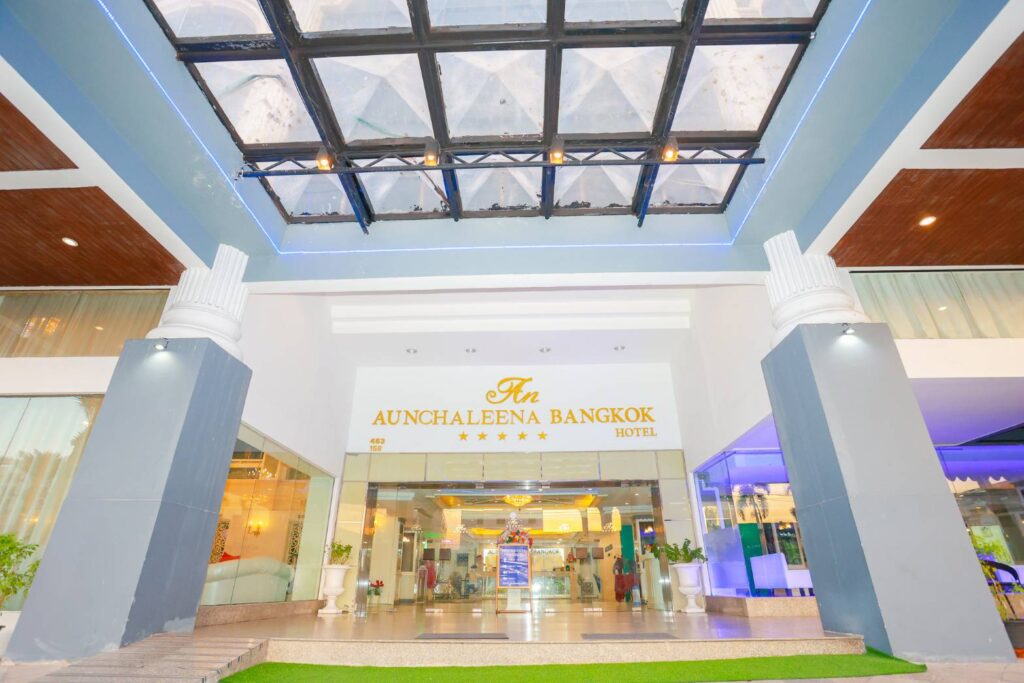 สระว่ายน้ำกลางแจ้งของ Aunchaleena Grand Hotel กรุงเทพ ย่านรามคำแหง