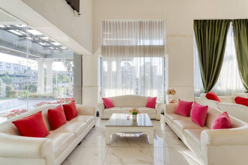 ห้องพักและพื้นที่ส่วนกลางของ Aunchaleena Grand Hotel วังทองหลาง