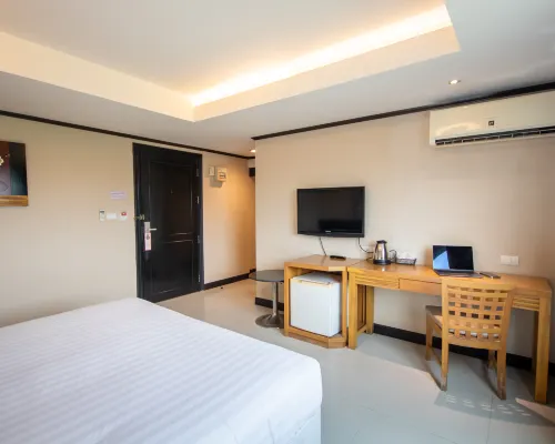 ห้องพักมาตรฐานของ Avana Bangkok Hotel มีระเบียงส่วนตัว เตียงนุ่ม เฟอร์นิเจอร์สีอบอุ่น