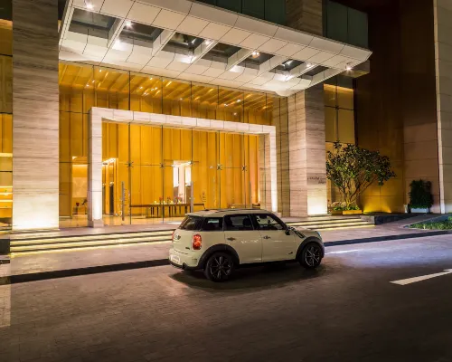 ห้องพักวิวแม่น้ำเจ้าพระยาของ AVANI+ Riverside Bangkok ผ่านกระจกบานใหญ่พร้อมเตียง King