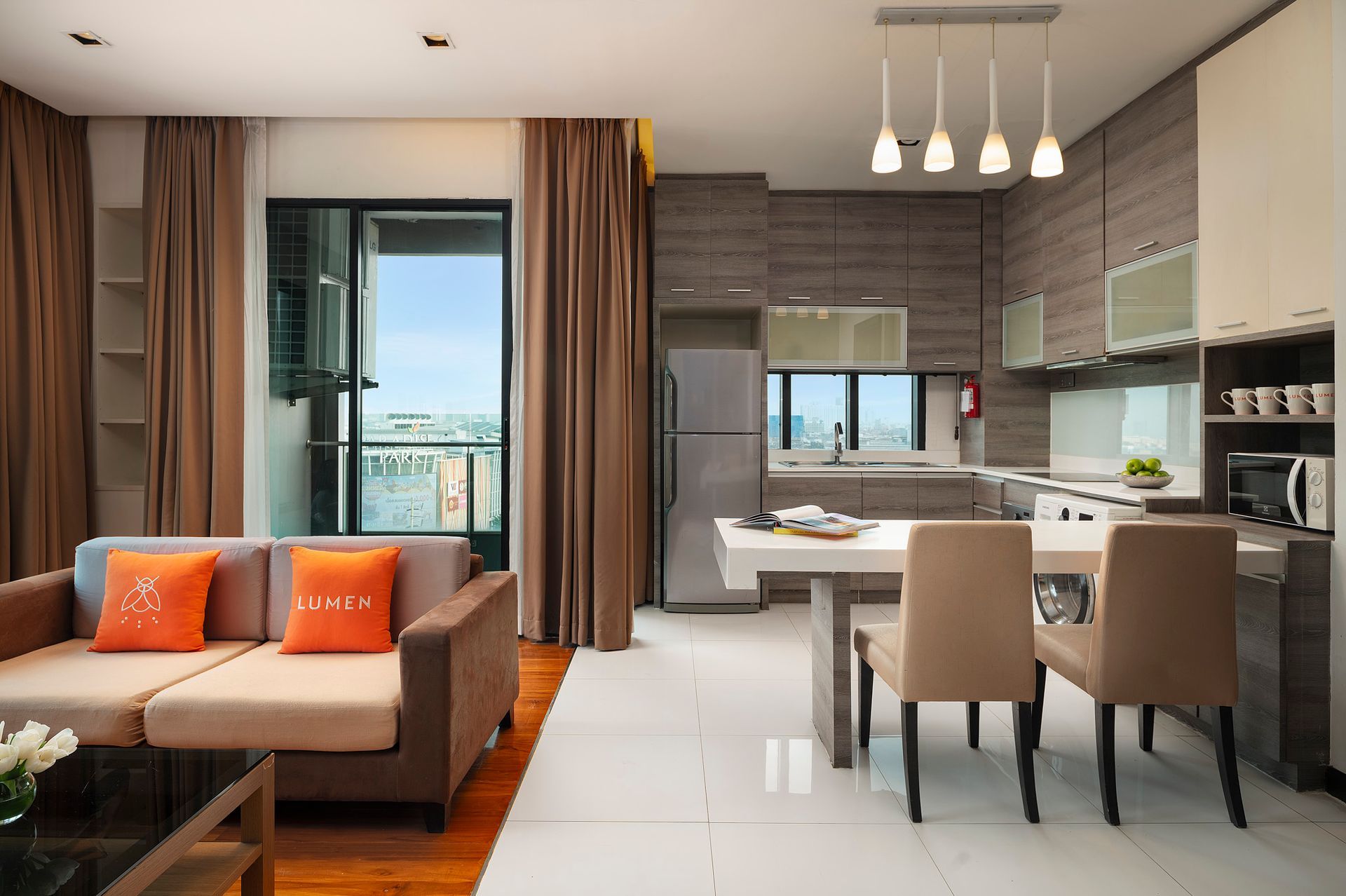 ห้องพัก Deluxe Premier Room เตียง King ผ้าปูขาว เฟอร์นิเจอร์ไม้โทนอบอุ่น