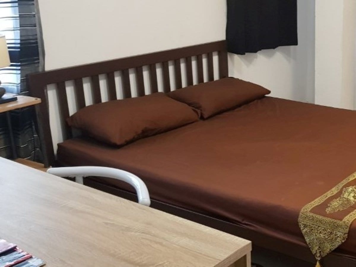 ห้องพักภายใน Baan Ti Luck โทนเรียบง่ายสไตล์เกสต์เฮาส์ประหยัด มีทั้งห้องพัดลมและห้องแอร์