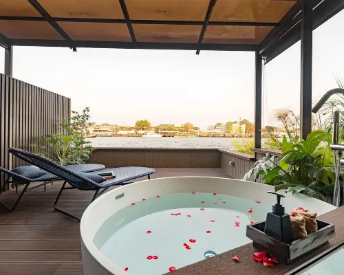 วิวแม่น้ำเจ้าพระยาและวัดอรุณจากบาร์รูฟท็อป 342 ของ Baan Wanglang Riverside