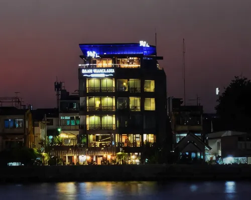 ด้านหน้าอาคาร Baan Wanglang Riverside บริเวณท่าเรือริมเจ้าพระยา ย่านวังหลัง