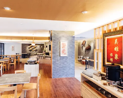 ห้องอาหารของ Baron Residence Bangkok พร้อมอาหารเช้าบุฟเฟต์