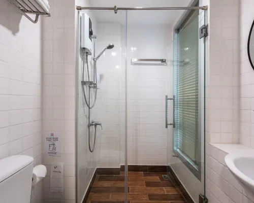 ห้องพักสไตล์ดาร์กวู้ดทันสมัยของ The Bedrooms Boutique Hotel Sukhumvit 77 กรุงเทพ