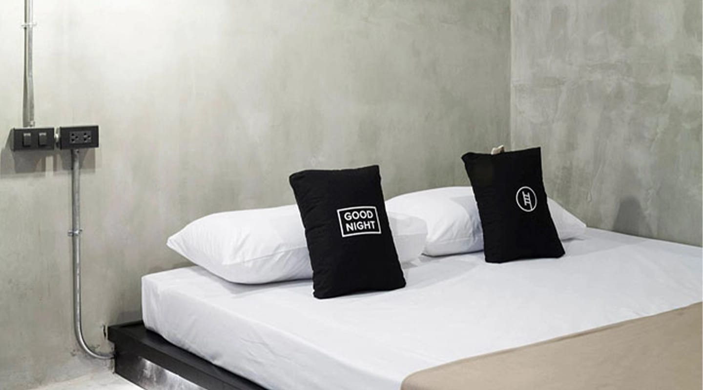 พื้นที่ส่วนกลางและคาเฟ่ของ Bed Station Hostel Ratchathewi ตกแต่งสไตล์อินดัสเทรียลโทนอบอุ่น