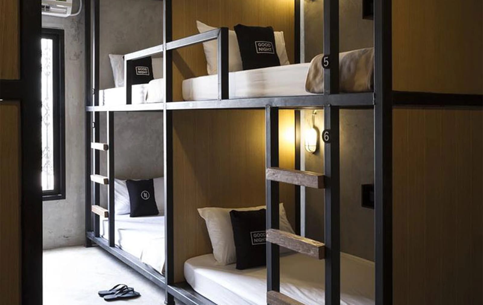 ดอร์มรวม 6 เตียงของ Bed Station Hostel Ratchathewi พร้อมล็อกเกอร์เก็บของและคีย์การ์ด