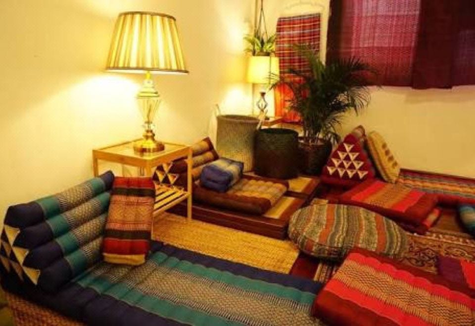 พื้นที่ส่วนกลางของ Been Hostel Ratchathewi กรุงเทพ บรรยากาศเป็นกันเองที่แขกมานั่งคุยกันยามค่ำ