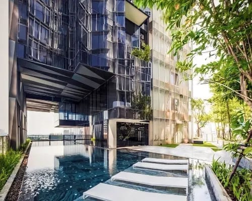 สระว่ายน้ำกลางแจ้งบนชั้น 8 ของ BoonRumpa Accommodation ย่านอารีย์ กรุงเทพ มองเห็นวิวเมืองพหลโยธิน