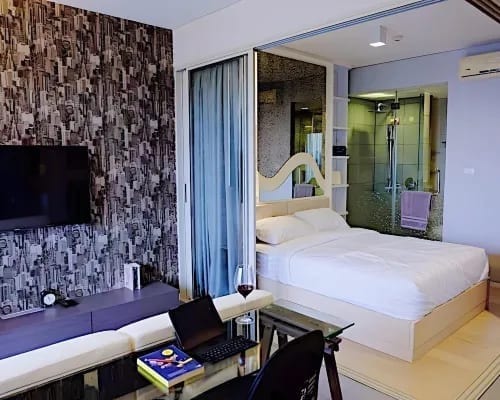 ห้องพักภายใน BoonRumpa Accommodation โทนเรียบง่ายสไตล์เซอร์วิสอพาร์ตเมนต์ พร้อมครัวเล็กและพื้นที่นั่งเล่น
