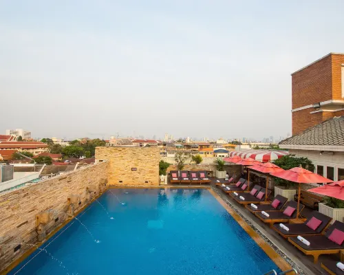 สระว่ายน้ำรูฟท็อปของ Buddy Lodge วิวเหนือหลังคาย่านบางลำพู