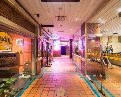 ห้องพัก Deluxe King ของ Buddy Lodge เฟอร์นิเจอร์ไม้เข้ม ระเบียงส่วนตัว