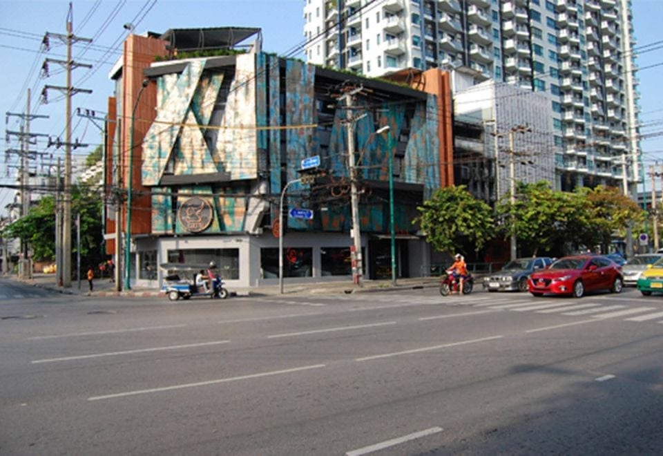ห้องพักของ Cacha Hotel ตกแต่งร่วมสมัยพร้อมงานกราฟิกบนผนังเป็นเอกลักษณ์