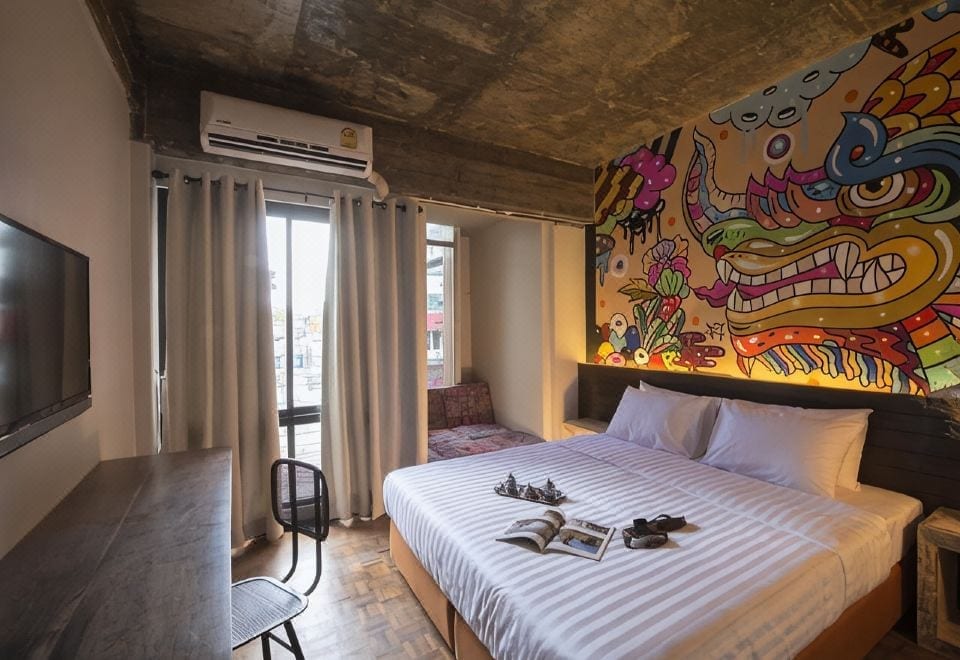 ห้องน้ำกระจกใสขนาดใหญ่ของ Cacha Hotel สะอาดและทันสมัย