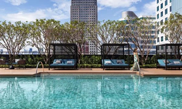 สระว่ายน้ำกลางแจ้งยาว 30 เมตรของ Carlton Hotel Bangkok Sukhumvit ท่ามกลางตึกสูงกรุงเทพ
