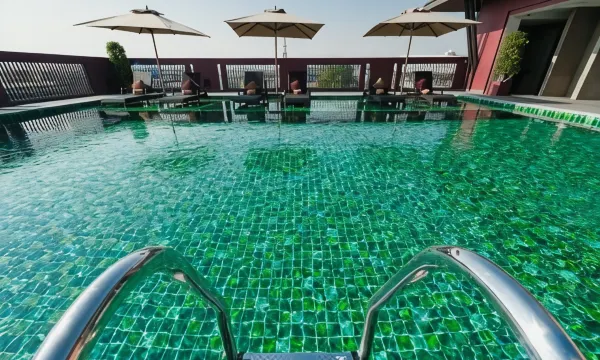 สระว่ายน้ำรูฟท็อปของ Casa Nithra Bangkok โรงแรมบูติกถนนสามเสน บ้านพานถม กรุงเทพ