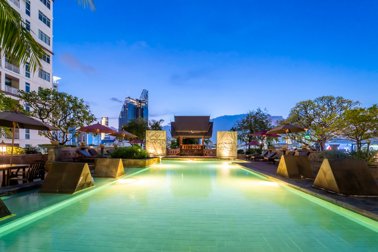 สระว่ายน้ำกลางแจ้งชั้น 5 Century Park Hotel กรุงเทพ วิวตึกระฟ้า