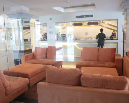 บรรยากาศบริเวณส่วนกลางของ Chaleena Princess Ramkhamhaeng ร้านอาหารและพื้นที่นั่งพักผ่อน