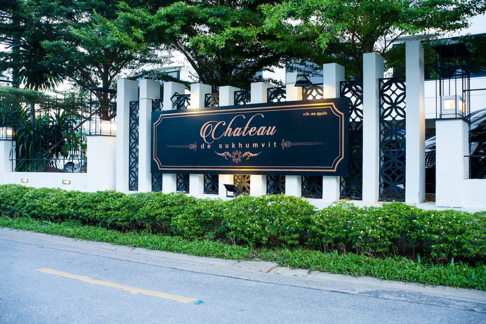 ห้องพักของ Chateau de Sukhumvit กว้างขวางพร้อมระเบียงส่วนตัว ตกแต่งเรียบสะอาด