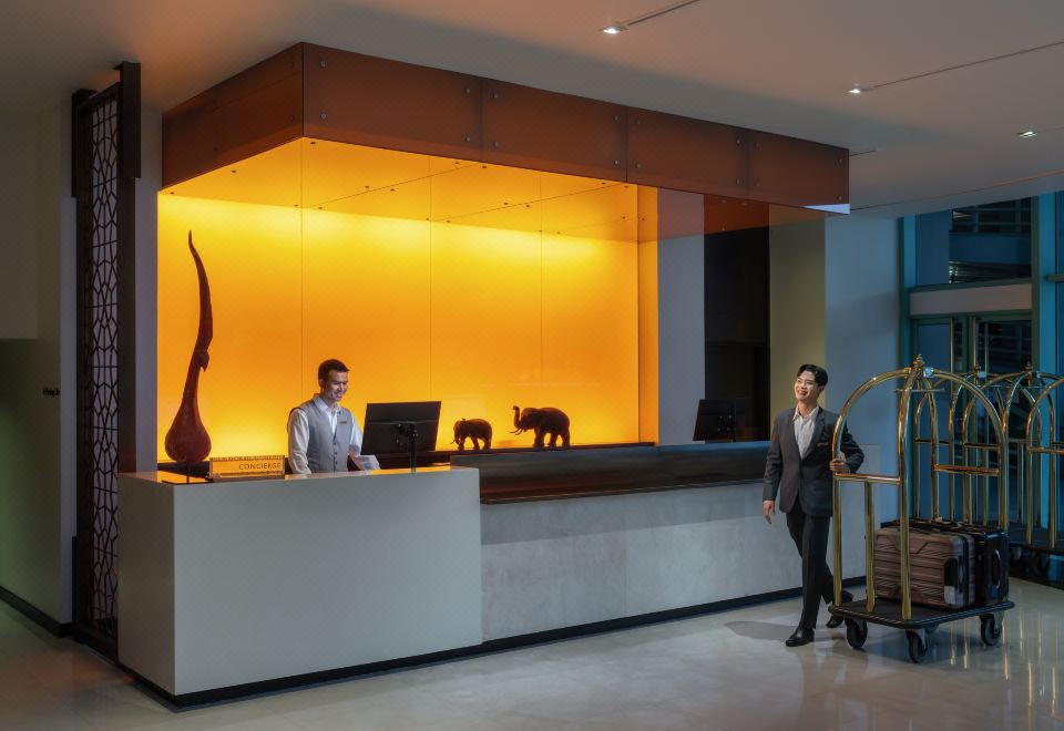 สระว่ายน้ำ Infinity ริมแม่น้ำเจ้าพระยาของ Chatrium Hotel Riverside Bangkok วิวแม่น้ำกว้าง