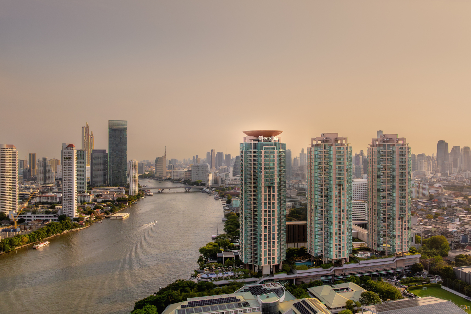 ด้านหน้าอาคาร Chatrium Hotel Riverside Bangkok ริมแม่น้ำเจ้าพระยา ย่านเจริญกรุง