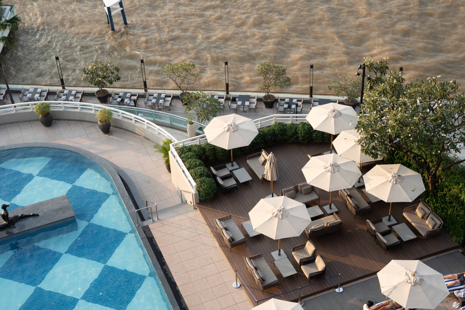 ห้องสวีทขนาดใหญ่ของ Chatrium Hotel Riverside Bangkok มีระเบียงส่วนตัว ตกแต่งทันสมัย