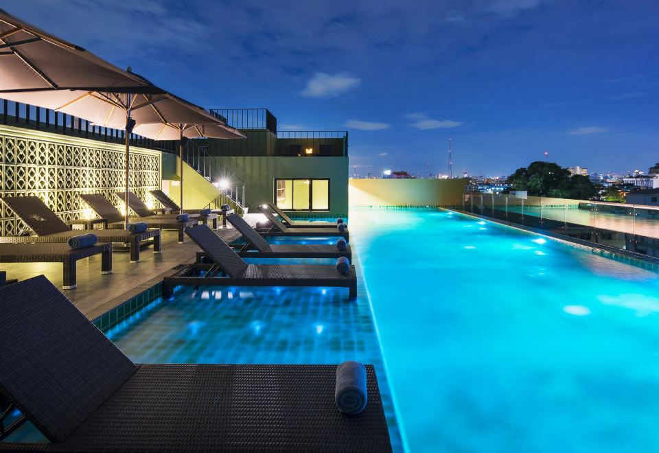 อินฟินิตี้พูลรูฟท็อปของ Chillax Heritage Hotel Bangkok มองเห็นวิวเมืองเก่ากรุงเทพตอนค่ำ